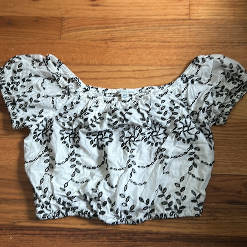 👚3/$20 👚 American Eagle Outfitters Cropped Floral Embroidered Eyelet Shirt